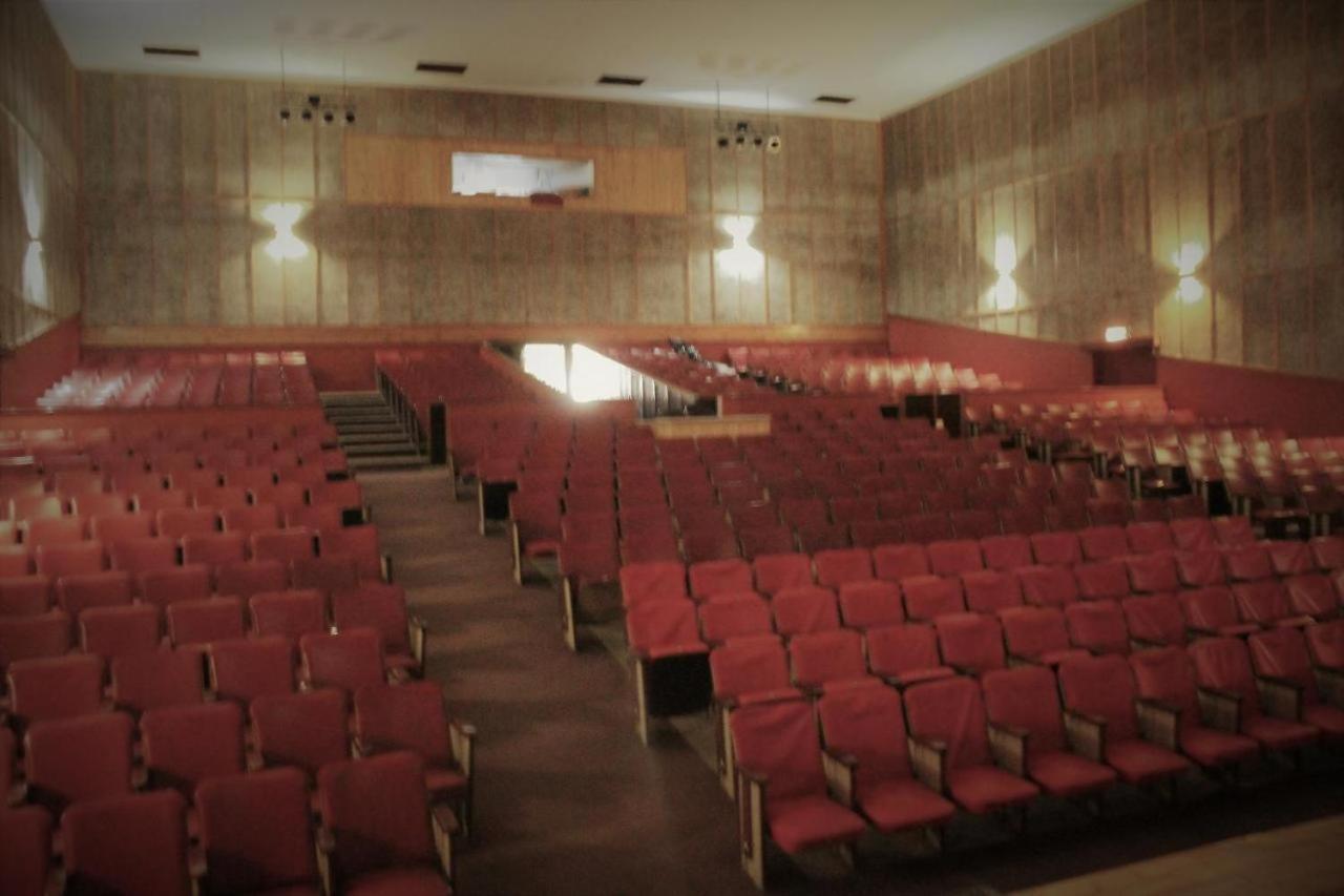 Backstage Theatre Room Цумеб Экстерьер фото
